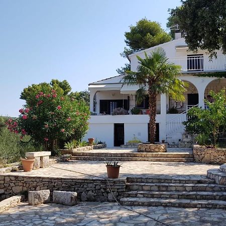 Apartment In Maslinica 70M From The Sea Exterior photo