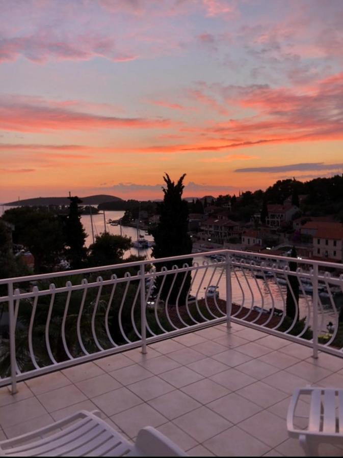 Apartment In Maslinica 70M From The Sea Exterior photo