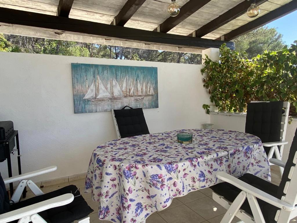 Apartment In Maslinica 70M From The Sea Exterior photo
