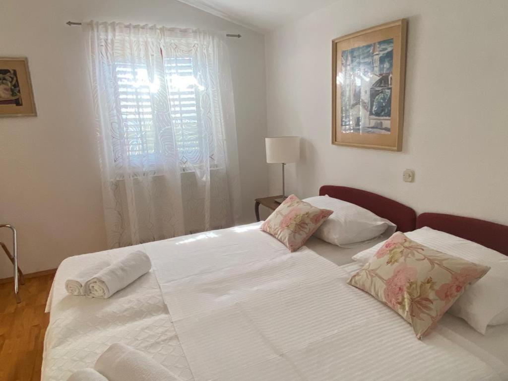 Apartment In Maslinica 70M From The Sea Exterior photo