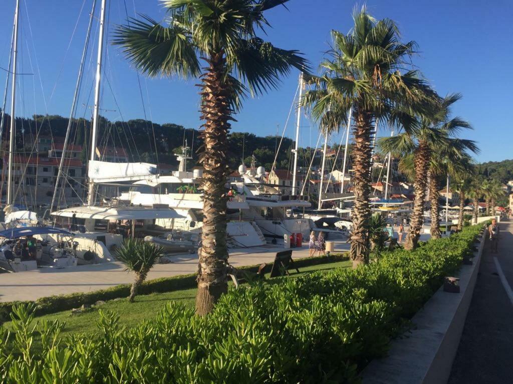 Apartment In Maslinica 70M From The Sea Exterior photo