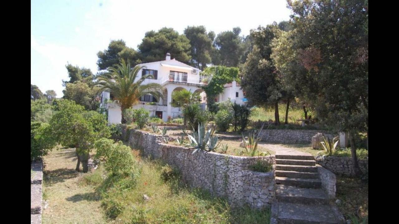 Apartment In Maslinica 70M From The Sea Exterior photo